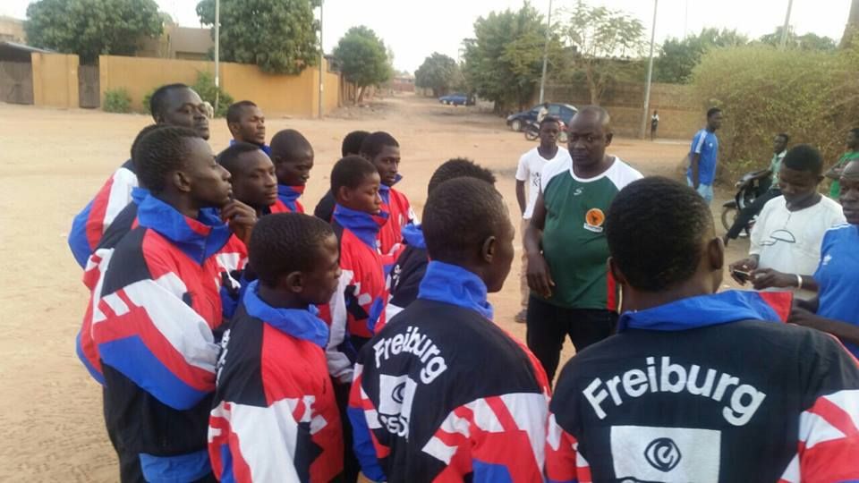 Burkina Faso 2014 – Bavila / Faabe Spielsachen kommen an.