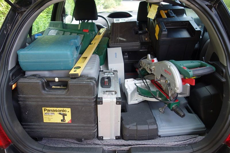 Werkzeug und Maschinen im Auto